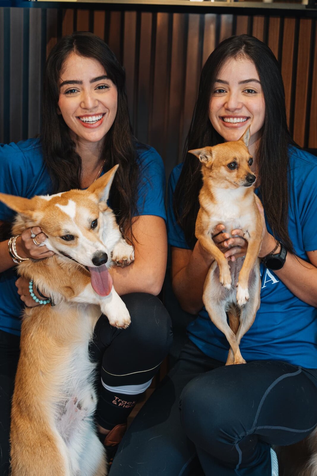 Equipe da TOCA no colo com cães felizes e bem cuidados